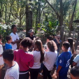 Imagem da notícia ESTUDANTES DA ESCOLA DR. DOMINGOS DE MAGALHÃES APRENDEM NO HORTO