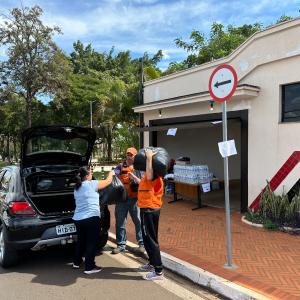 Imagem da notícia DRIVE-THRU PARA VÍTIMAS DO SUL VAI ATÉ ÀS 9 DA NOITE