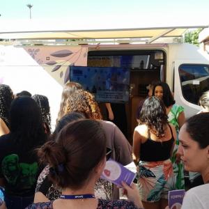 Imagem da notícia LEI MARIA DA PENHA ITINERANTE NO ESTACIONAMENTO DO SENAC MOVIMENTA REGIÃO