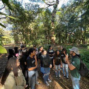 Imagem da notícia ESTUDANTES DA EE DR. TOLENTINO MIRAGLIA APRENDEM NO HORTO SOBRE EFEITOS DAS AÇÕES CAUSADAS PELO HOMEM