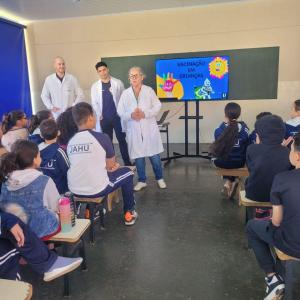 Imagem da notícia NAS ESCOLAS CRIANÇAS APRENDEM SOBRE IMPORTÂNCIA DA VACINAÇÃO