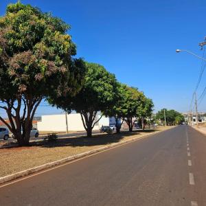 Imagem da notícia MEIO AMBIENTE - PODA DE LEVANTAMENTO E LIMPEZA PROMOVE SEGURANÇA