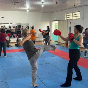 Imagem da notícia MULHERES COMEÇAM AULAS GRATUITAS DE DEFESA PESSOAL