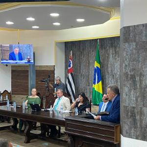 Imagem da notícia PREFEITO E VICE-PREFEITA TOMAM POSSE