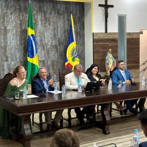 Imagem da notícia PREFEITO E VICE-PREFEITA TOMAM POSSE