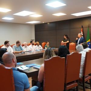 Imagem da notícia ADEQUANDO ARBORIZAÇÃO URBANA: ÁRVORES COM RISCO À FIAÇÃO ELÉTRICA SÃO CORTADAS