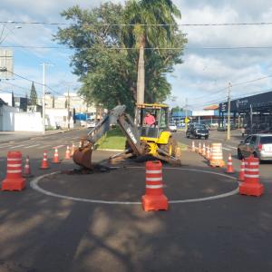 Imagem da notícia PREFEITURA INICIA OBRAS DE INSTALAÇÃO DE ROTATÓRIA NA AVENIDA ANA CLAUDINA
