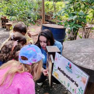 Imagem da notícia A NATUREZA COMO SALA DE AULA: MATERNAL II DO PORTO ALVORADA NO HORTO MUNICIPAL