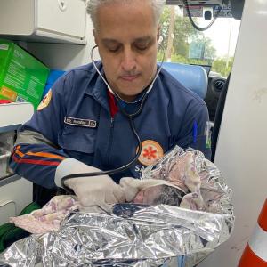 Imagem da notícia SOCORRISTAS DO SAMU FAZEM PARTO DENTRO DE AMBULÂNCIA