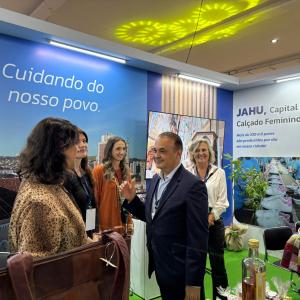 Imagem da notícia AUTORIDADES VISITAM STAND DE JAHU NO CONEXIDADES