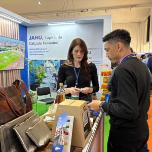 Imagem da notícia AUTORIDADES VISITAM STAND DE JAHU NO CONEXIDADES