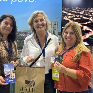 Imagem da notícia AUTORIDADES VISITAM STAND DE JAHU NO CONEXIDADES