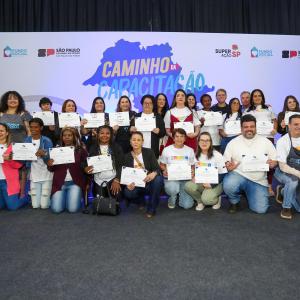 Imagem da notícia ALUNOS DE JAHU RECEBEM DIPLOMAS DO PROGRAMA 