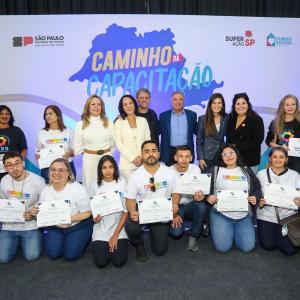 Imagem da notícia ALUNOS DE JAHU RECEBEM DIPLOMAS DO PROGRAMA 