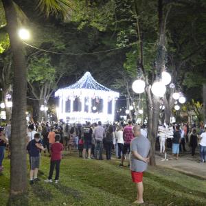 Imagem da notícia Abertura da Programação de Natal com a inauguração da Iluminação na Praça da República - FOTOS