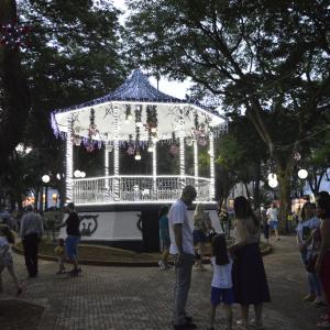 Imagem da notícia Abertura da Programação de Natal com a inauguração da Iluminação na Praça da República - FOTOS