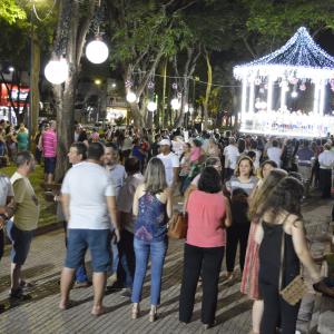 Imagem da notícia Abertura da Programação de Natal com a inauguração da Iluminação na Praça da República - FOTOS