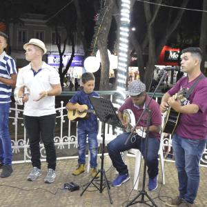 Imagem da notícia Natal: Casinha do Papai Noel e Pagode Gospel com o Grupo Só Prá Deus - FOTOS