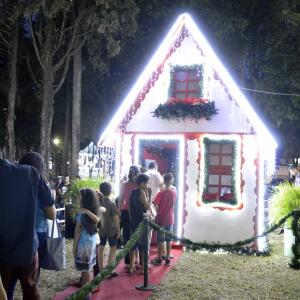 Imagem da notícia Natal: Casinha do Papai Noel e Pagode Gospel com o Grupo Só Prá Deus - FOTOS