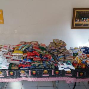 Imagem da notícia Secretaria de Cultura e Turismo: entrega dos alimentos arrecadados no show da banda Placa Luminosa, ocorrido em 12/07