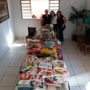 Imagem da notícia Secretaria de Cultura e Turismo: entrega dos alimentos arrecadados no show da banda Placa Luminosa, ocorrido em 12/07