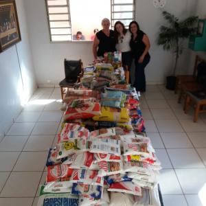 Imagem da notícia Secretaria de Cultura e Turismo: entrega dos alimentos arrecadados no show da banda Placa Luminosa, ocorrido em 12/07