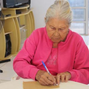 Imagem da notícia Aula de artesanato em feltro é realizada na Vila Dignidade