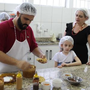 Imagem da notícia Fundo Social de Solidariedade: 1ª turma do Curso de Panetones - FOTOS
