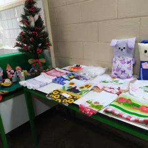 Imagem da notícia Feira com os trabalhos dos alunos do curso de artesanato ministrado na EMEF “Professora Norma Botelho “ (CAIC) - FOTOS