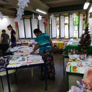 Imagem da notícia Feira com os trabalhos dos alunos do curso de artesanato ministrado na EMEF “Professora Norma Botelho “ (CAIC) - FOTOS