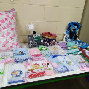 Imagem da notícia Feira com os trabalhos dos alunos do curso de artesanato ministrado na EMEF “Professora Norma Botelho “ (CAIC) - FOTOS