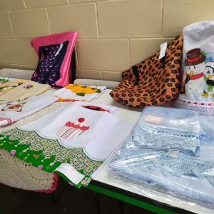Imagem da notícia Feira com os trabalhos dos alunos do curso de artesanato ministrado na EMEF “Professora Norma Botelho “ (CAIC) - FOTOS