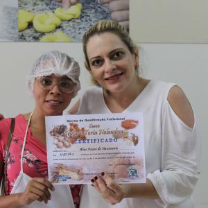 Imagem da notícia Fundo Social de Solidariedade realiza curso de Trufas e Torta Holandesa - FOTOS 3ª turma